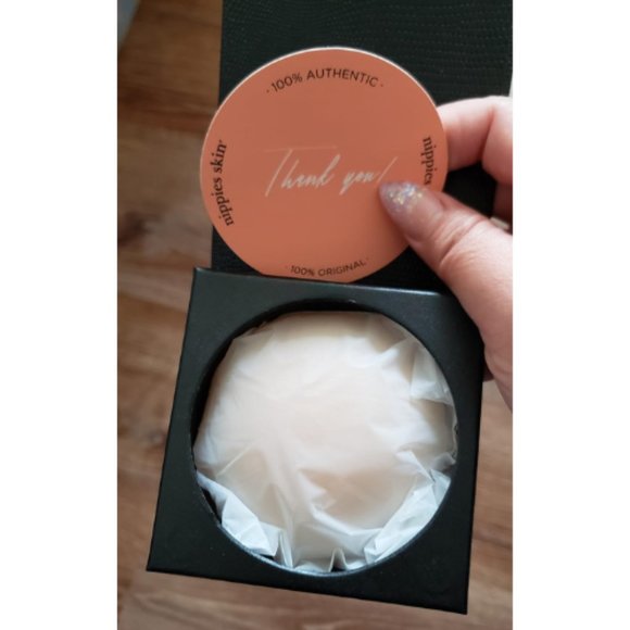 Women Sticky Adhesive Silicone Nipple Pasties with Travel Box - Picture 4 of 7